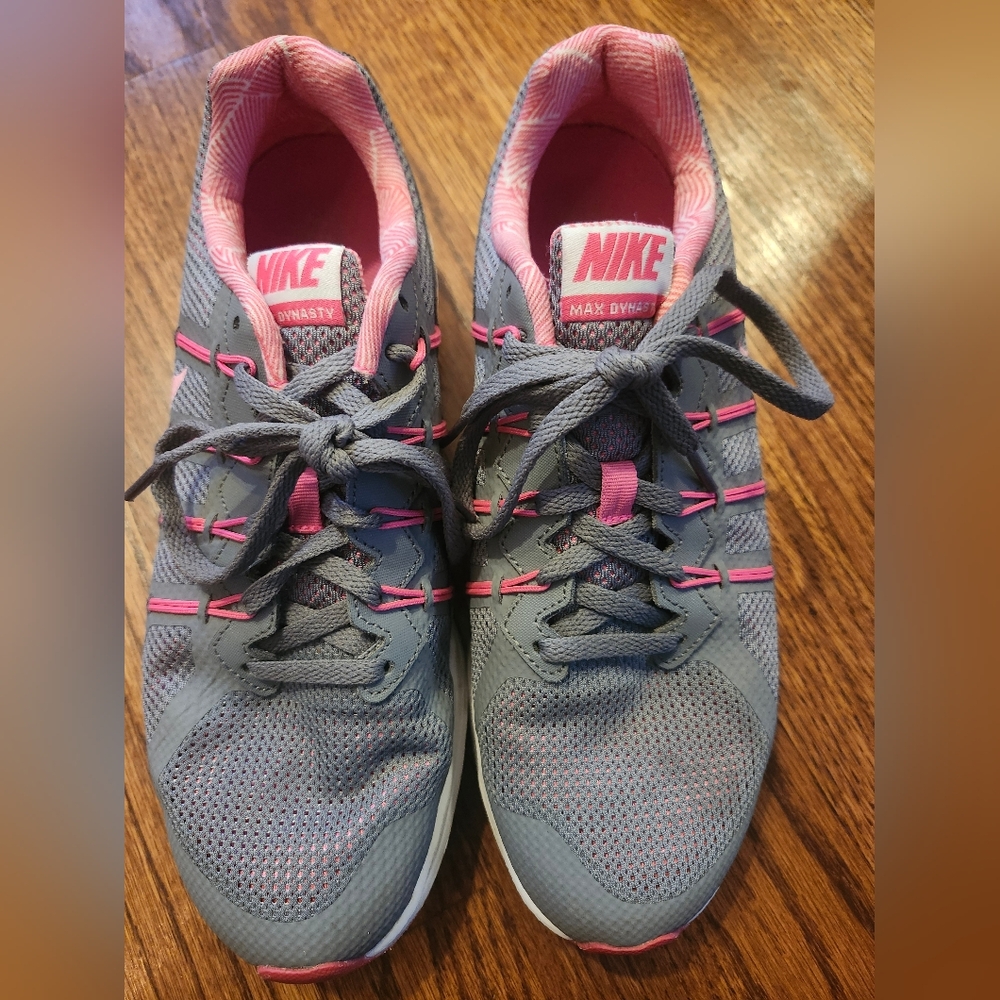 Nike sz 9 women's sneaker gray and pink running shoe